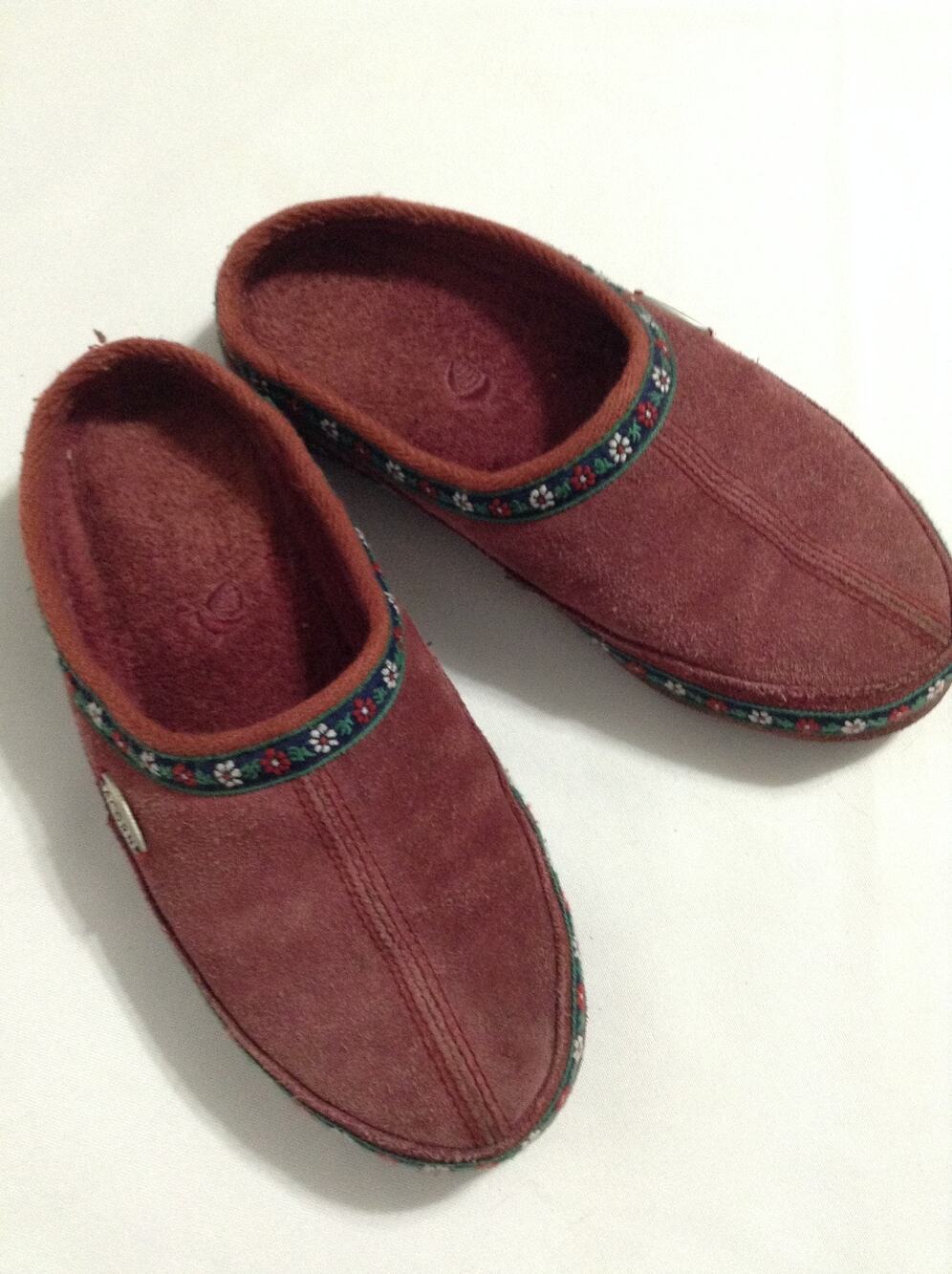 Acorn Womens Suede Clog Slippers Size WS 5-6 Red Raisin Floral Woven Trim Mule